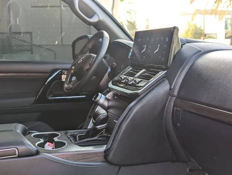 2013 Toyota Land Cruiser GXR thumbnail 8