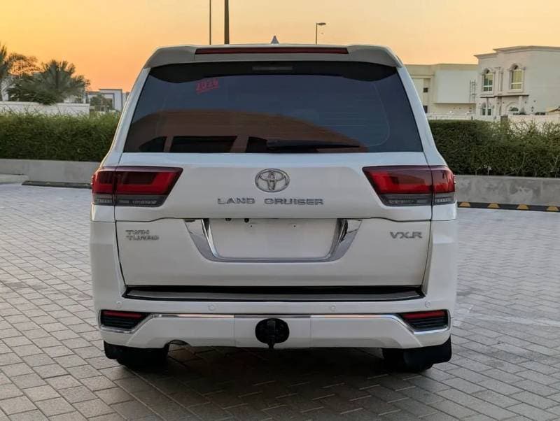 2011 Toyota Land Cruiser VXR thumbnail 6