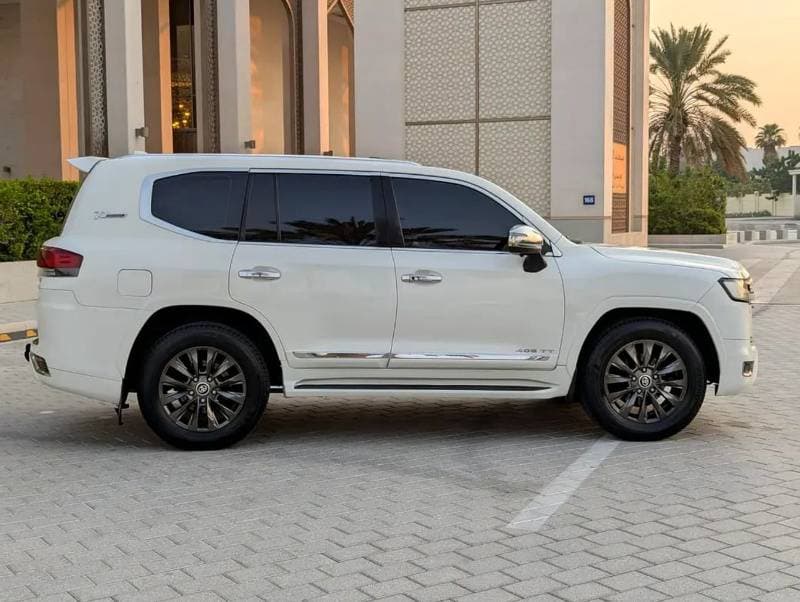 2011 Toyota Land Cruiser VXR thumbnail 5