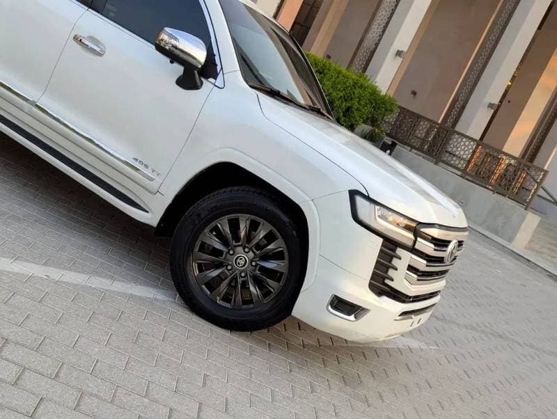 2011 Toyota Land Cruiser VXR thumbnail 8