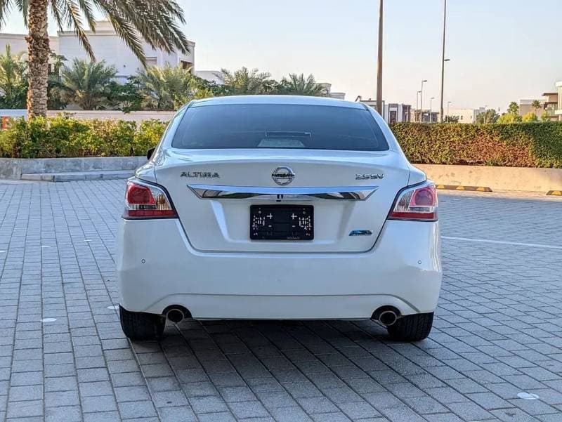 2016 Nissan Altima SV thumbnail 2