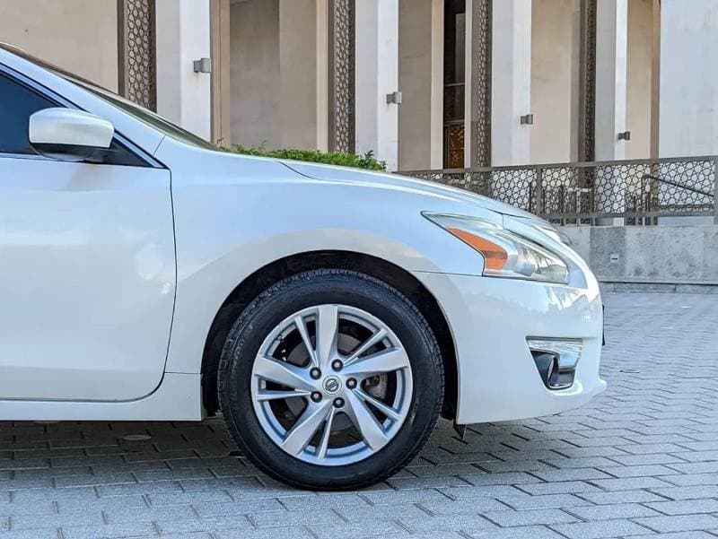 2016 Nissan Altima SV thumbnail 3