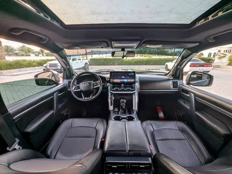 2017 Toyota Land Cruiser GXR thumbnail 3
