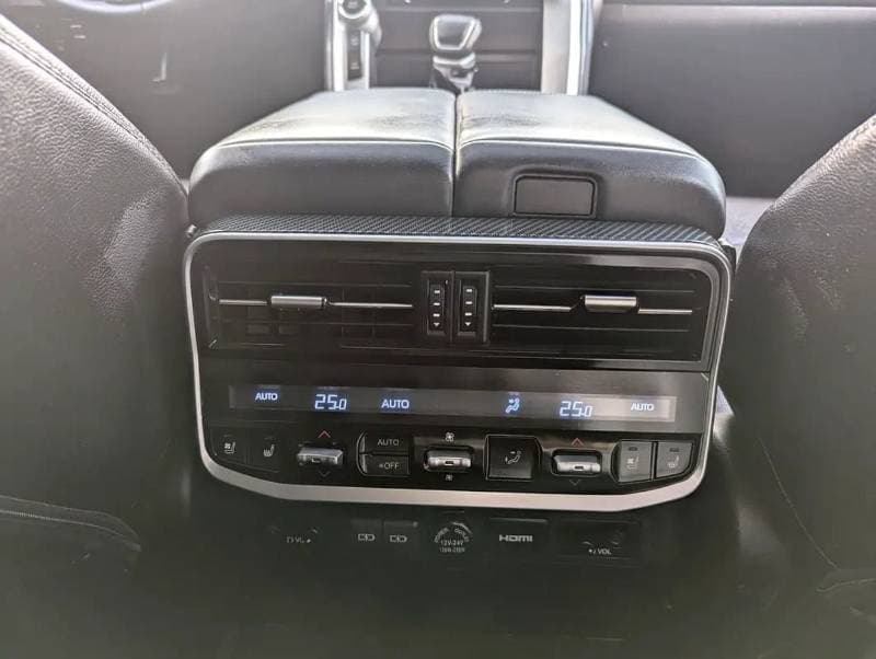2017 Toyota Land Cruiser GXR thumbnail 8