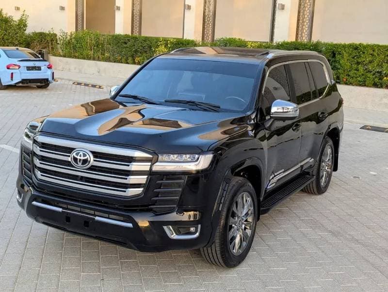2017 Toyota Land Cruiser GXR thumbnail 2
