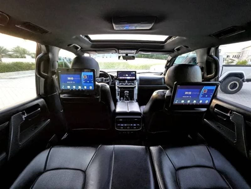 2017 Toyota Land Cruiser GXR thumbnail 4