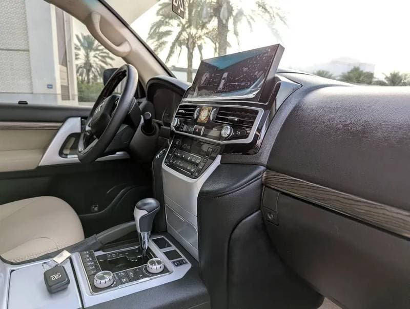 2011 Toyota Land Cruiser GXR thumbnail 6