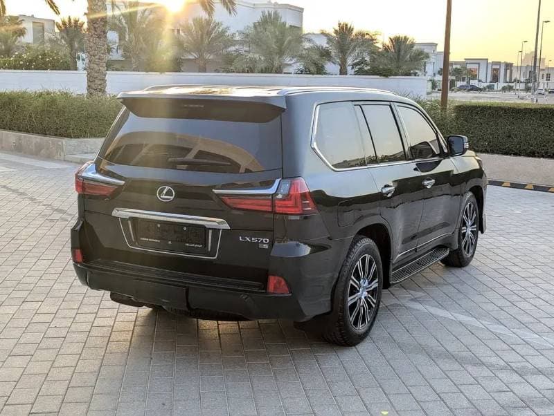 2018 Lexus LX570 PLATINUM thumbnail 4