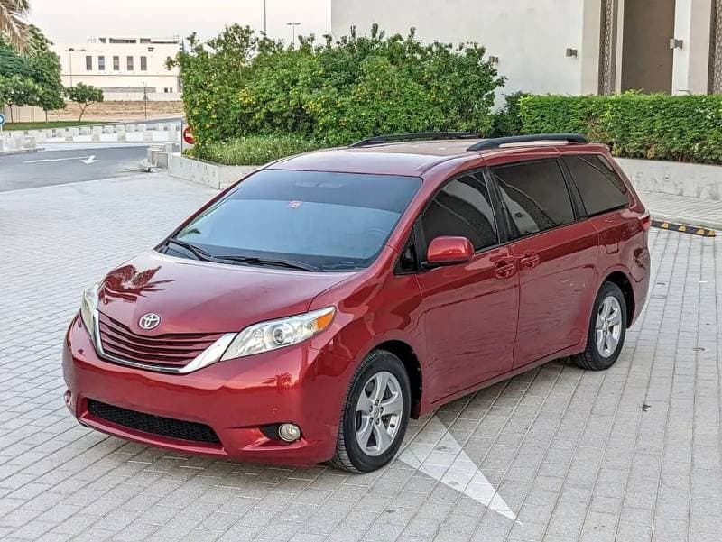 2015 Toyota Sienna LE thumbnail 2