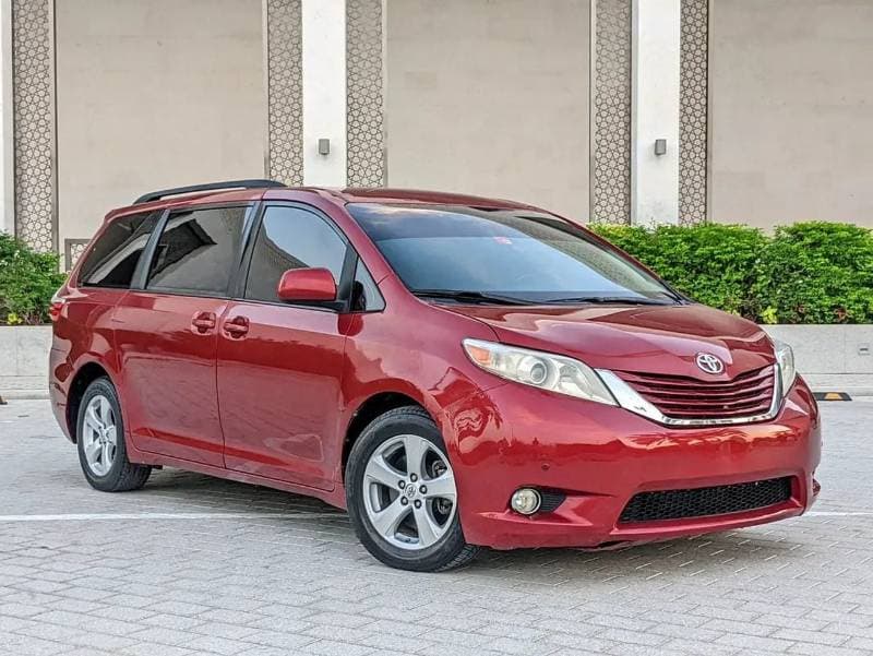 2015 Toyota Sienna LE thumbnail 4