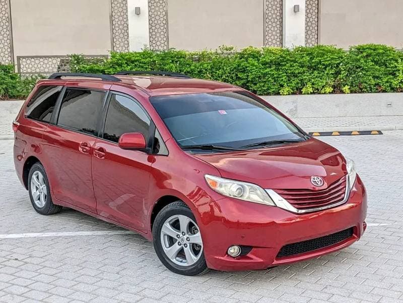 2015 Toyota Sienna LE thumbnail 3