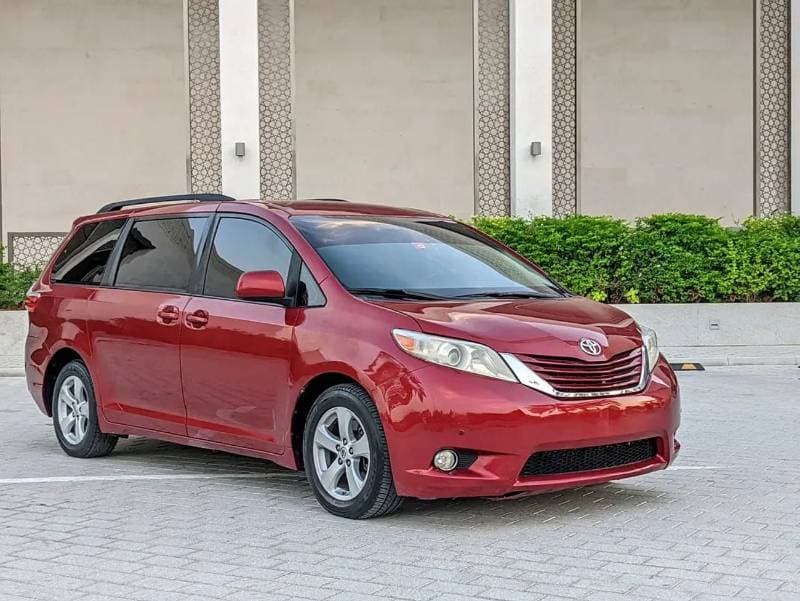 2015 Toyota Sienna LE thumbnail 5