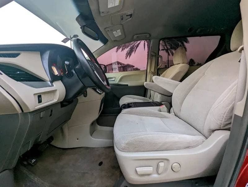 2015 Toyota Sienna LE thumbnail 7