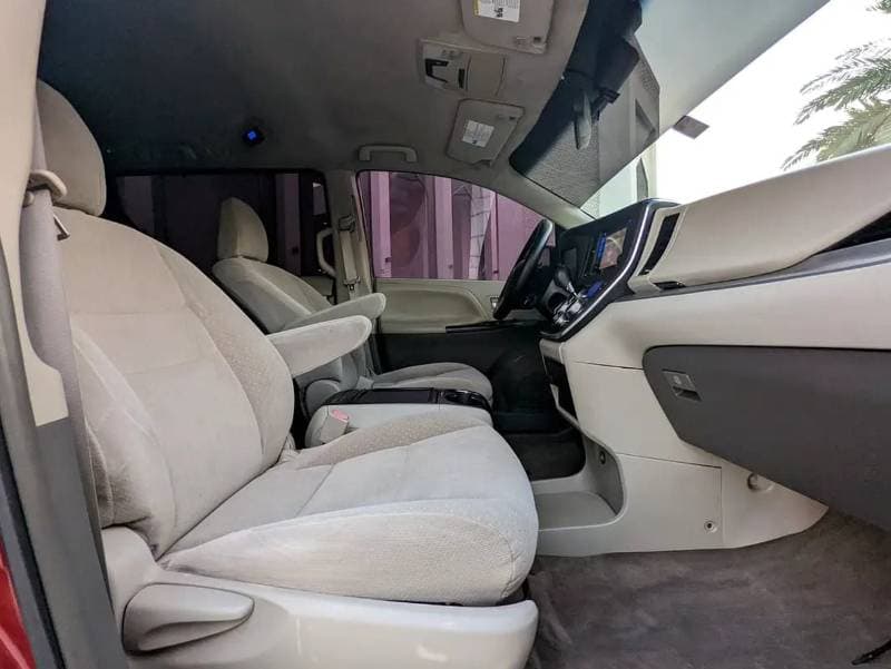 2015 Toyota Sienna LE thumbnail 8