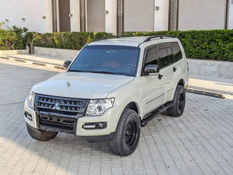 2020 Mitsubishi Pajero thumbnail 2