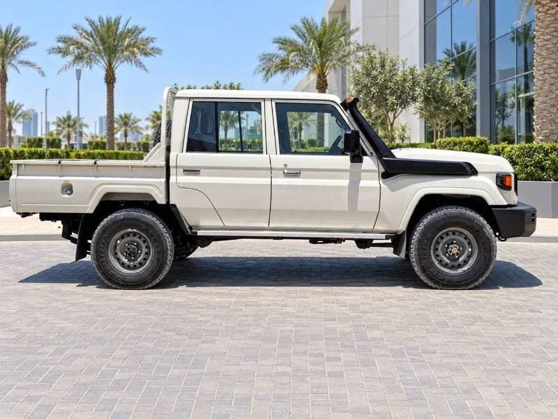 2026 Toyota Land Cruiser Pick Up LC 79 Base thumbnail 6