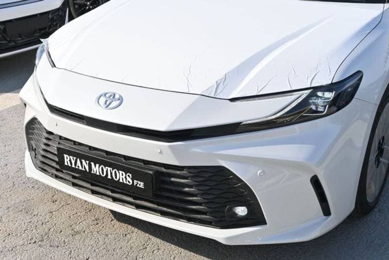 2025 Toyota Camry LE HEV thumbnail 2