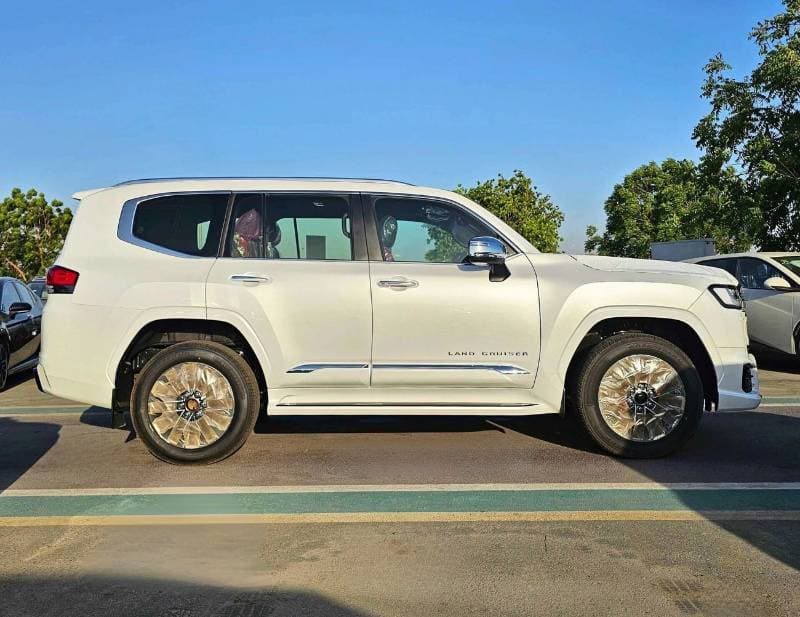 2025 Toyota Land Cruiser VXR thumbnail 4
