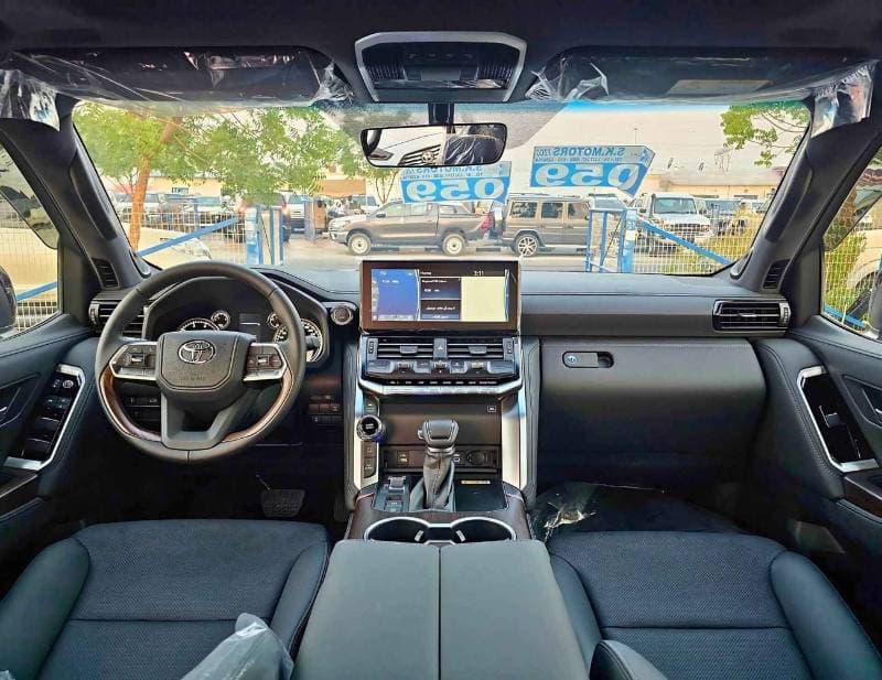 2024 Toyota Land Cruiser GXR thumbnail 3