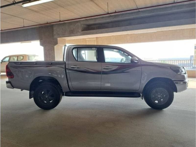 2024 Toyota Hilux SGLX thumbnail 4