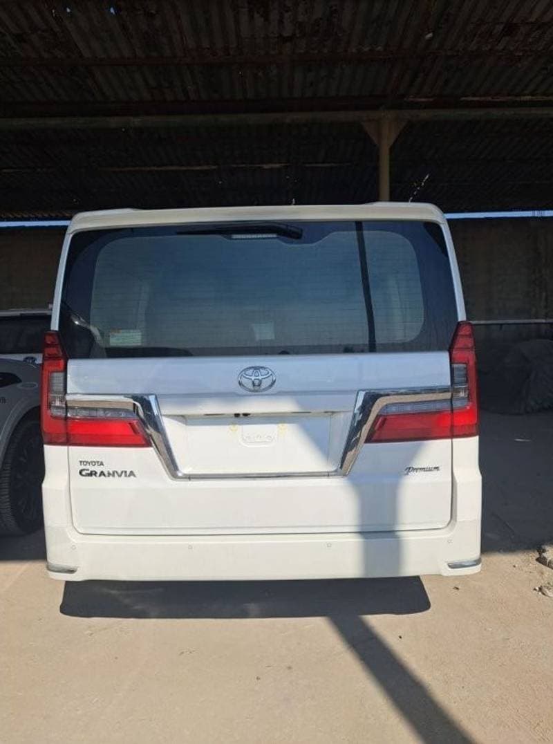 2023 Toyota Granvia PREMIUM thumbnail 3