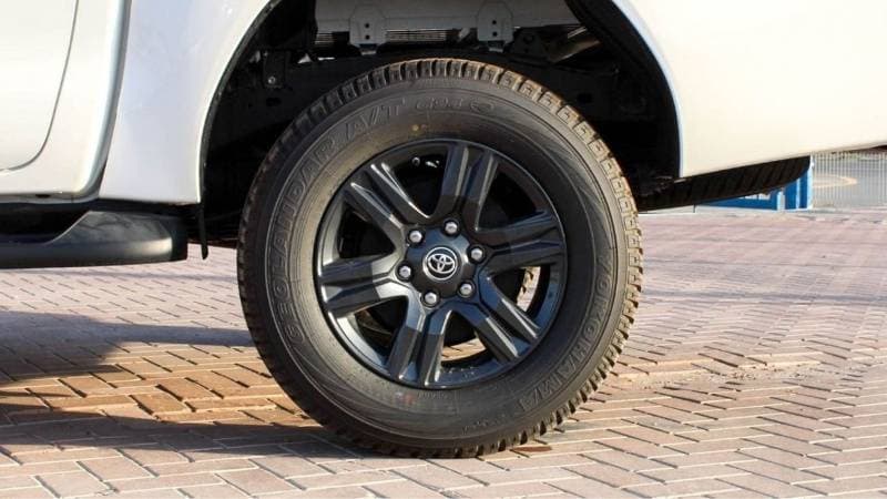 2024 Toyota Hilux GLX thumbnail 6
