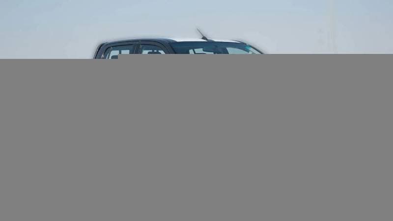 2023 Toyota Hilux SGLX thumbnail 3