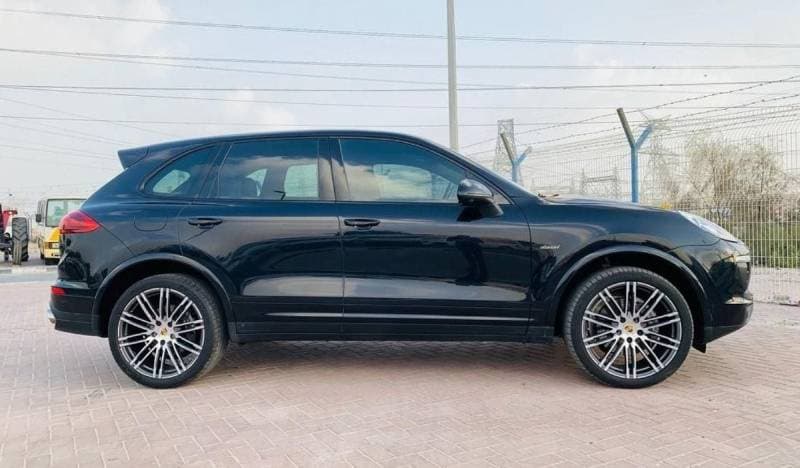 2017 Porsche Cayenne thumbnail 2
