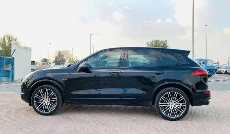 2017 Porsche Cayenne thumbnail 3