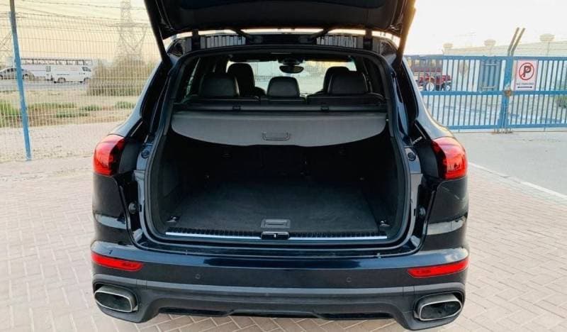 2017 Porsche Cayenne thumbnail 6