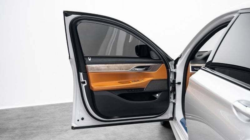 2021 BMW 730Li M SPORT thumbnail 6
