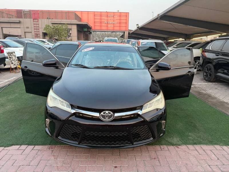 2015 Toyota Camry LE thumbnail 3