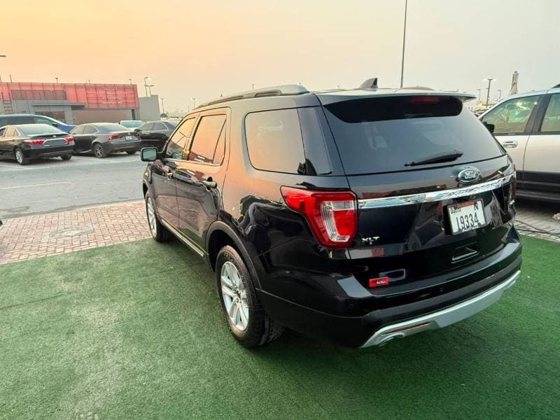 2017 Ford Explorer XLT thumbnail 2