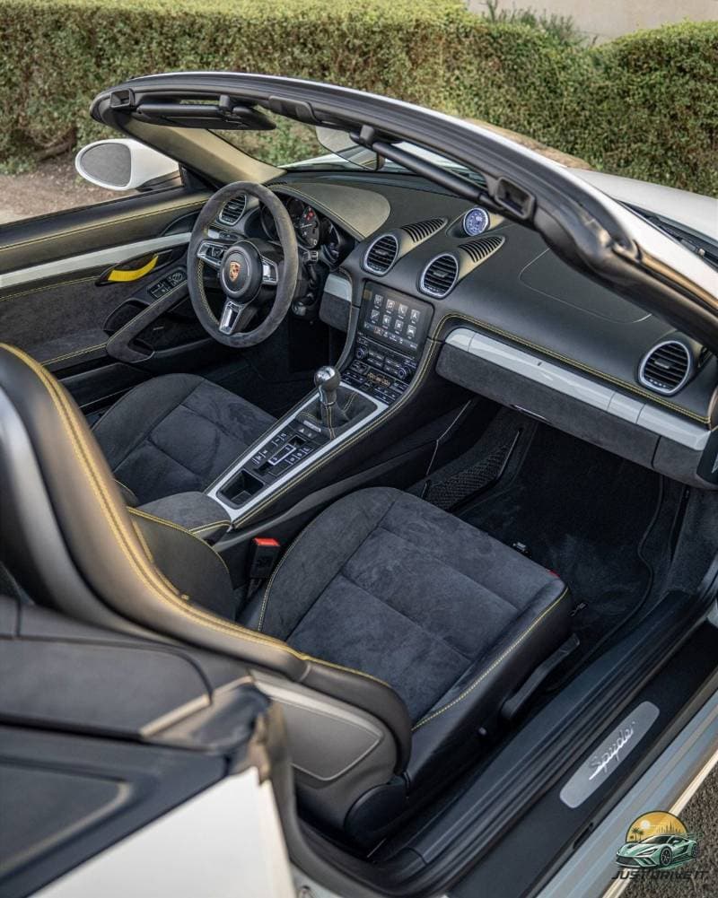 2020 Porsche 718 Spyder STANDARD thumbnail 2