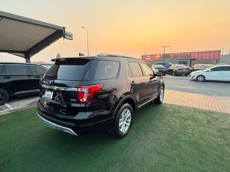 2017 Ford Explorer XLT thumbnail 6