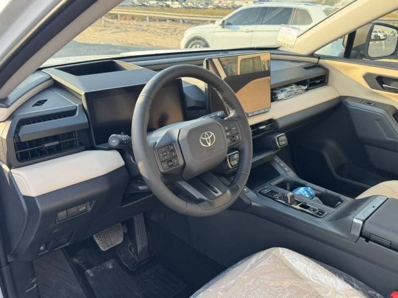 2026 Toyota RAV4 VXR HEV thumbnail 6