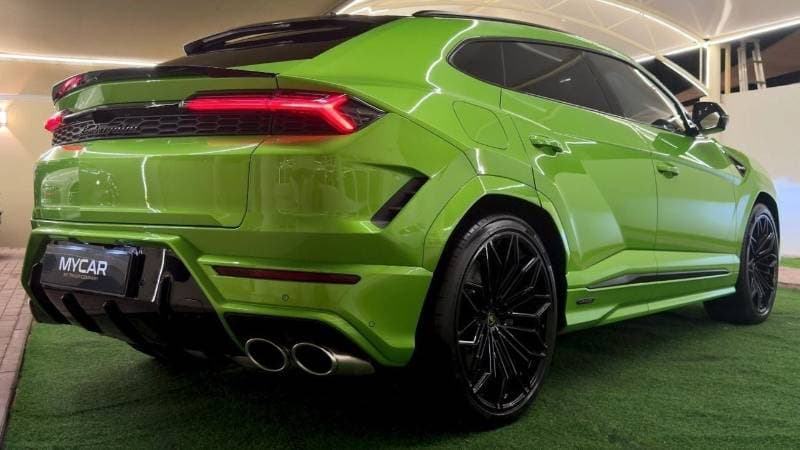 2026 Lamborghini Urus SE thumbnail 3