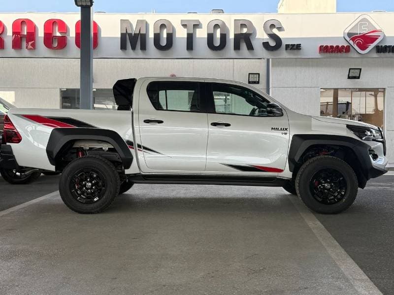 2026 Toyota Hilux thumbnail 4