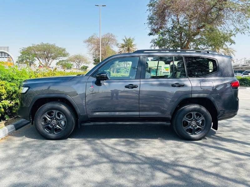 2025 Toyota Land Cruiser thumbnail 3
