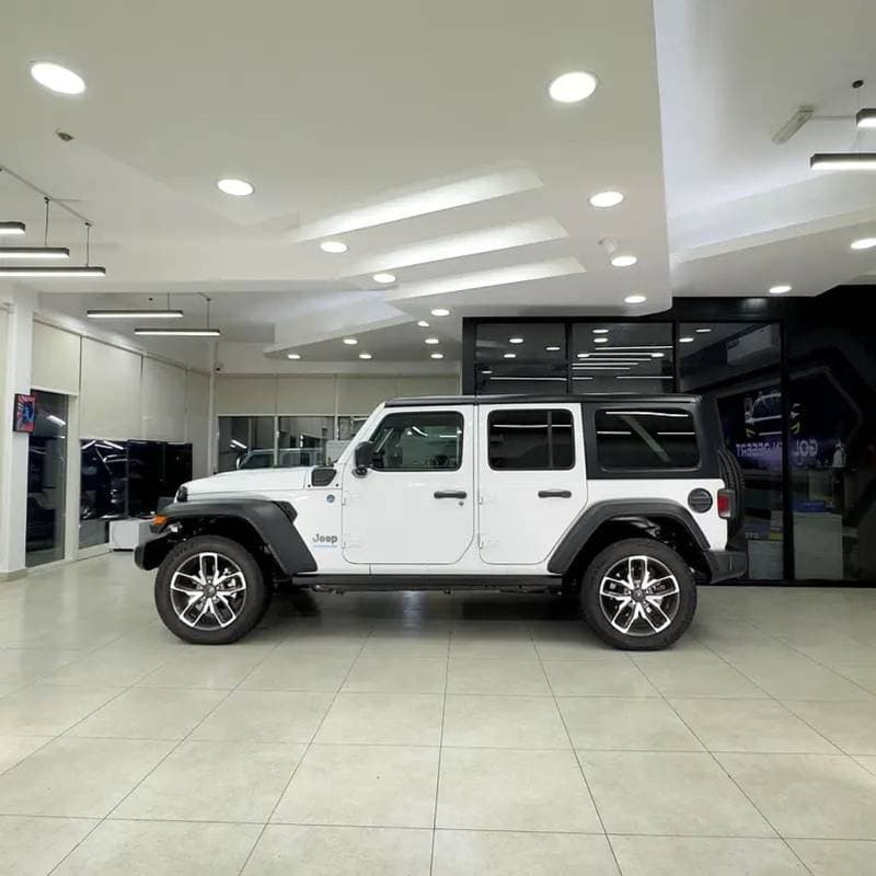 2024 Jeep Wrangler Unlimited SAHARA thumbnail 3