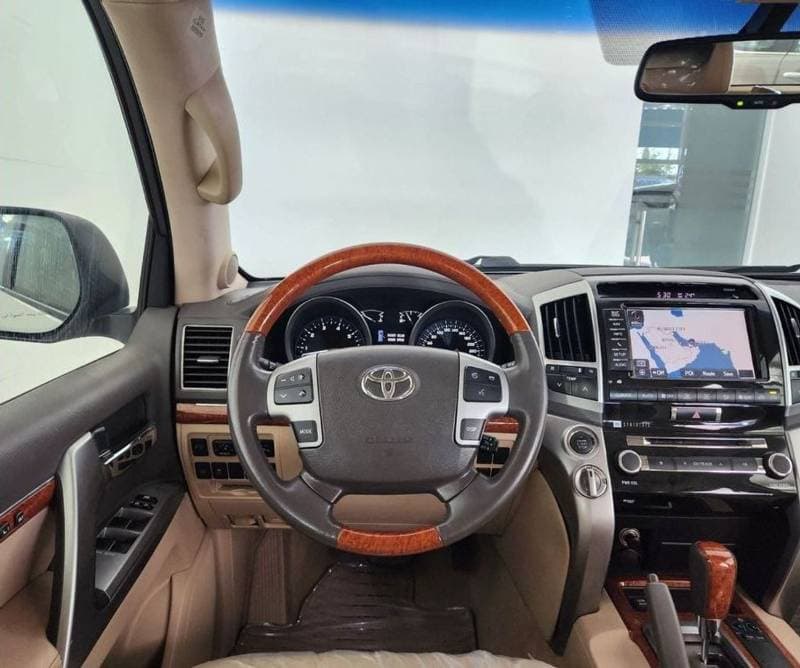 2013 Toyota Land Cruiser VXR thumbnail 6