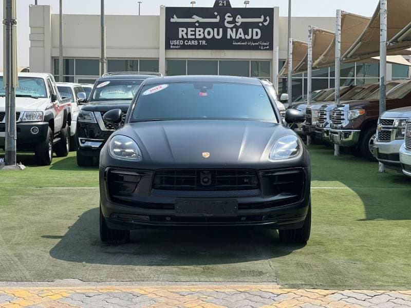 2022 Porsche Macan STANDARD thumbnail 3