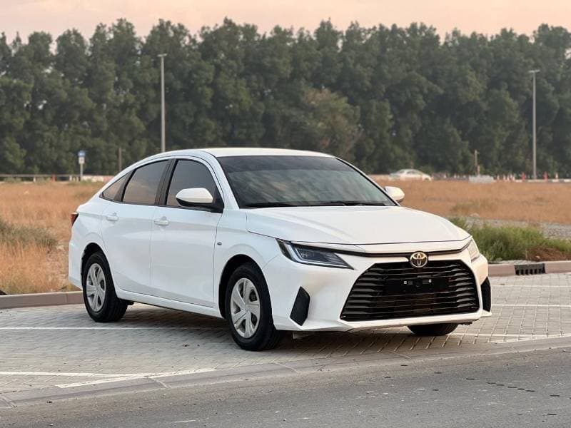 2023 Toyota Yaris E thumbnail 3
