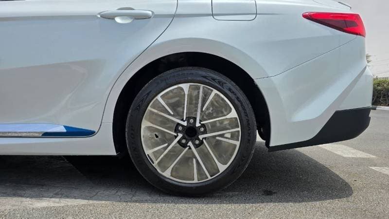 2026 Toyota Camry XLE HEV thumbnail 5