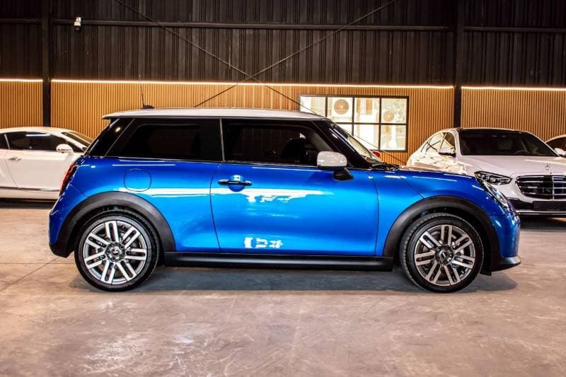 2025 Mini Cooper C thumbnail 5
