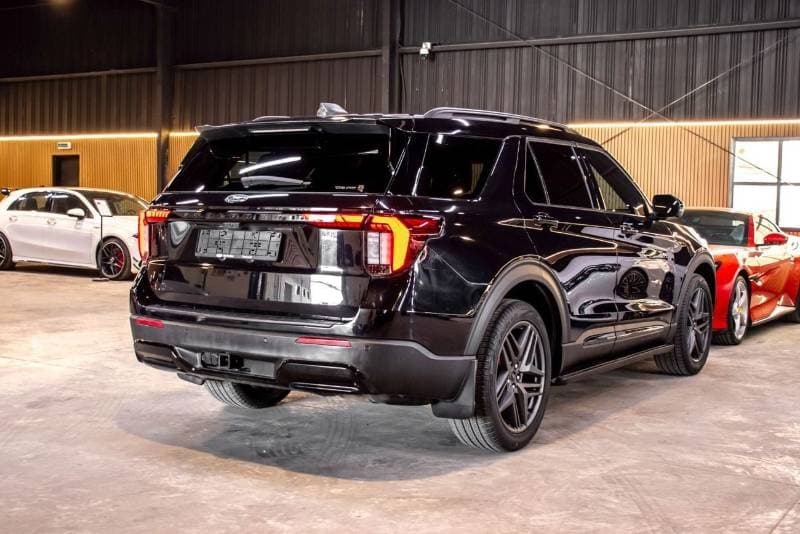 2025 Ford Explorer ST thumbnail 6