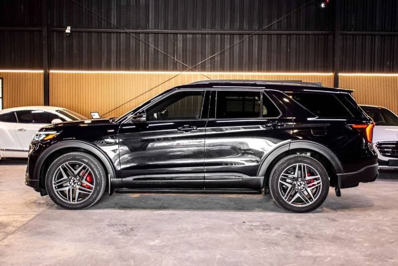 2025 Ford Explorer ST thumbnail 8