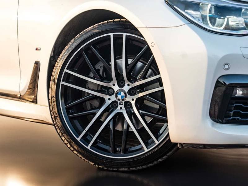 2017 BMW 7 Series thumbnail 3
