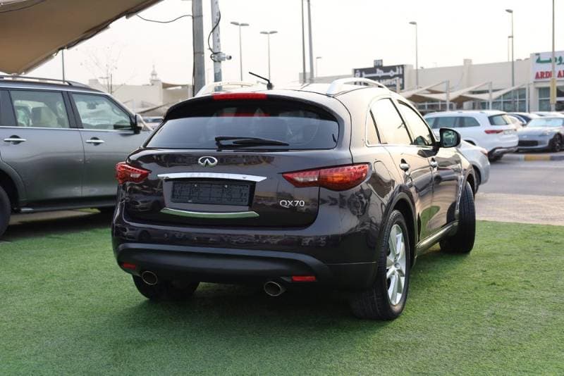 2016 Infiniti QX70 thumbnail 2