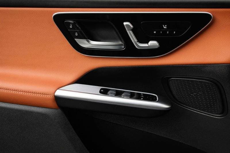 2025 Mercedes-Benz GLC-Class thumbnail 4
